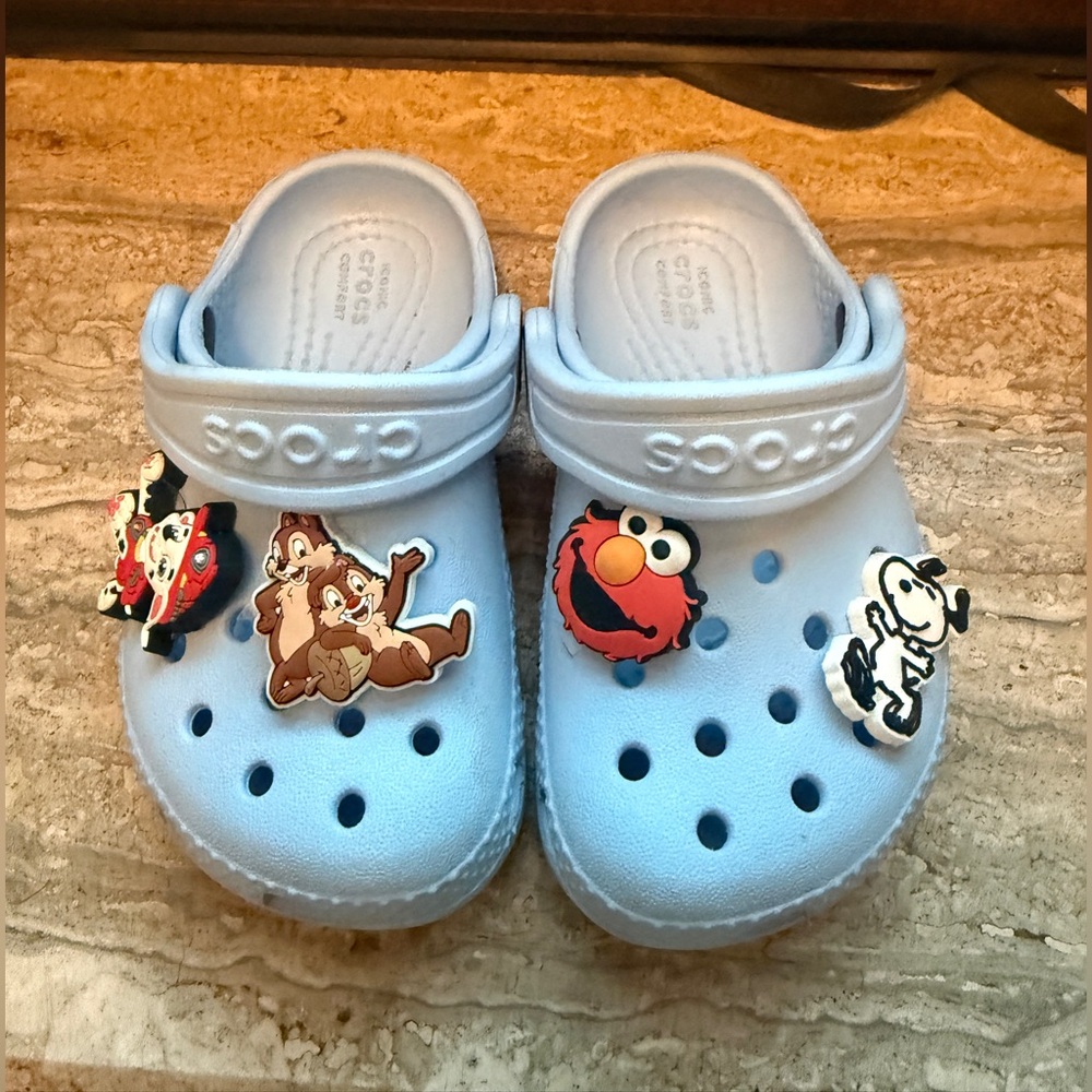 CROCS Kids Light Blue Clog Sandals with Character Jibbitz size 5 toddler
